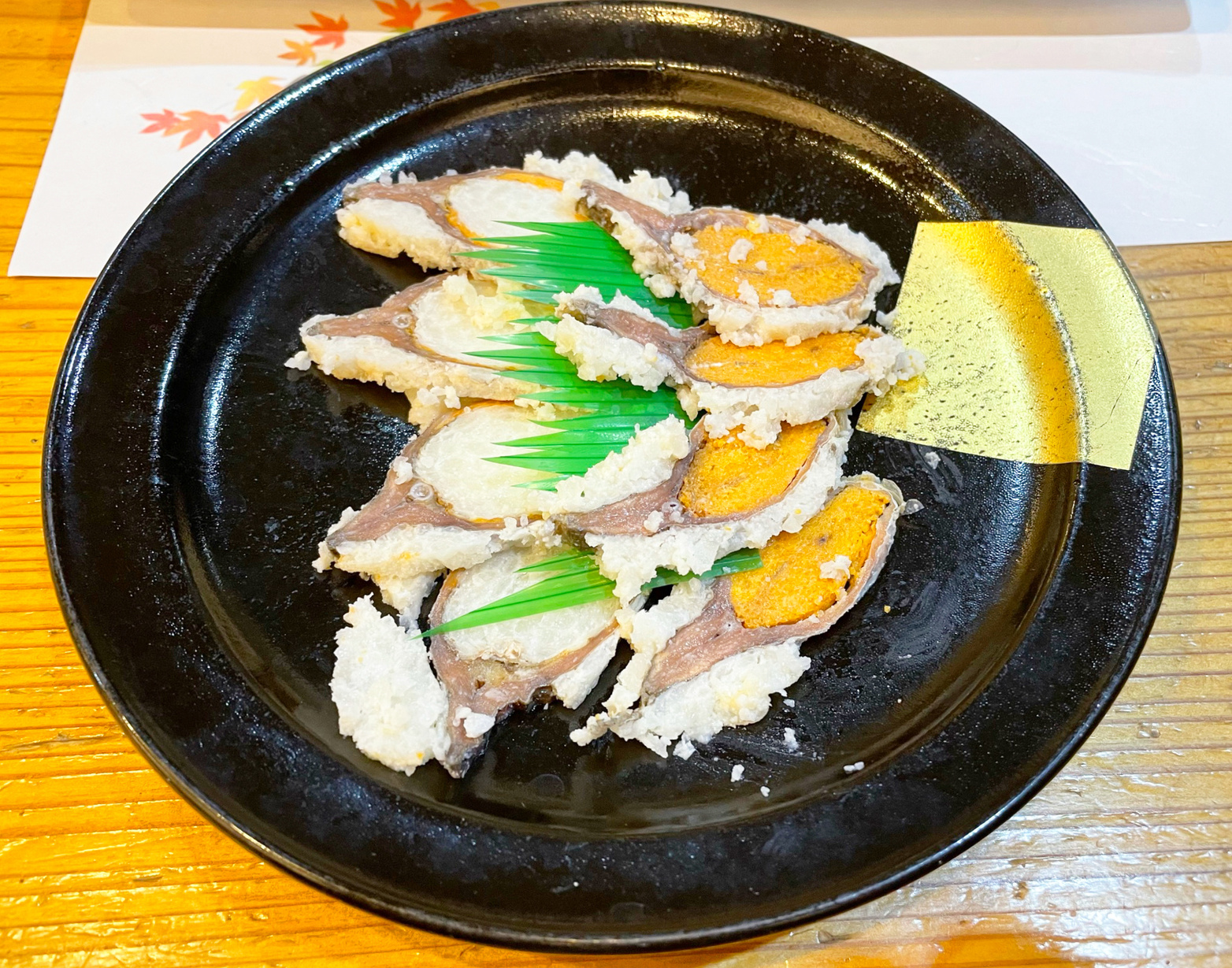 Funazushi en plato negro