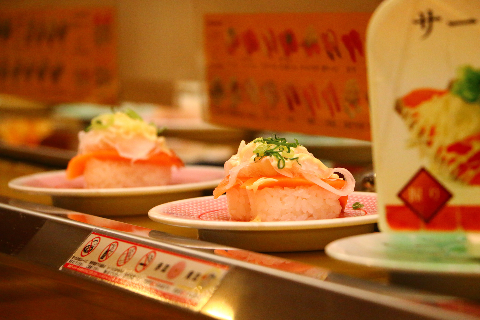 Kaiten-sushi con salmón