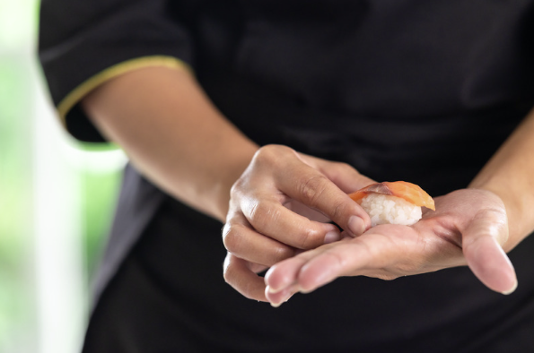 Mujer itamae en cocina japonesa